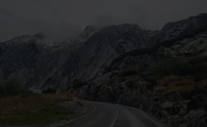 Kurve in den Bergen. Umzugsunternehmen Home All In One aus Winterthur auf dem Weg eine Offerte zur Reinigung umzusetzen.